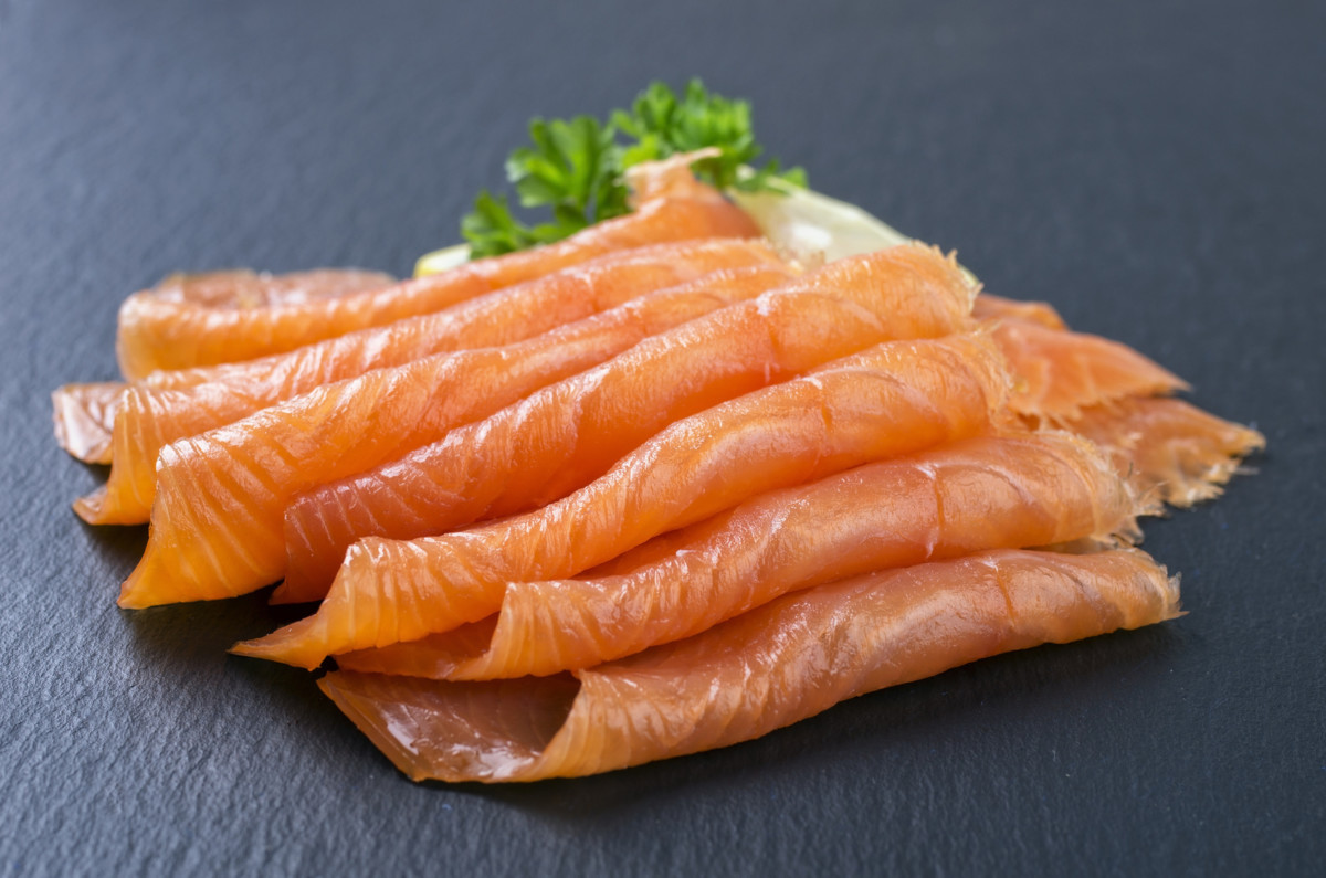 Benessere Femminile salmone-affumicato-pesce-Fotolia_76313832_Subscription_Monthly_M Gli Omega3, tanti benefici e la riduzione dei trigliceridi 